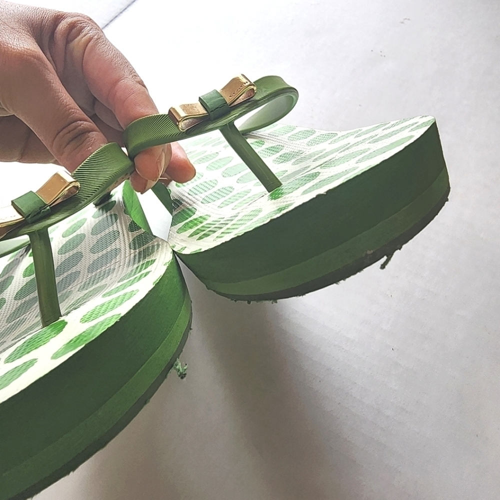 🌸 Coach |‎ Green Polka Dot Flip Flops, size  8 - Picture 2 of 8